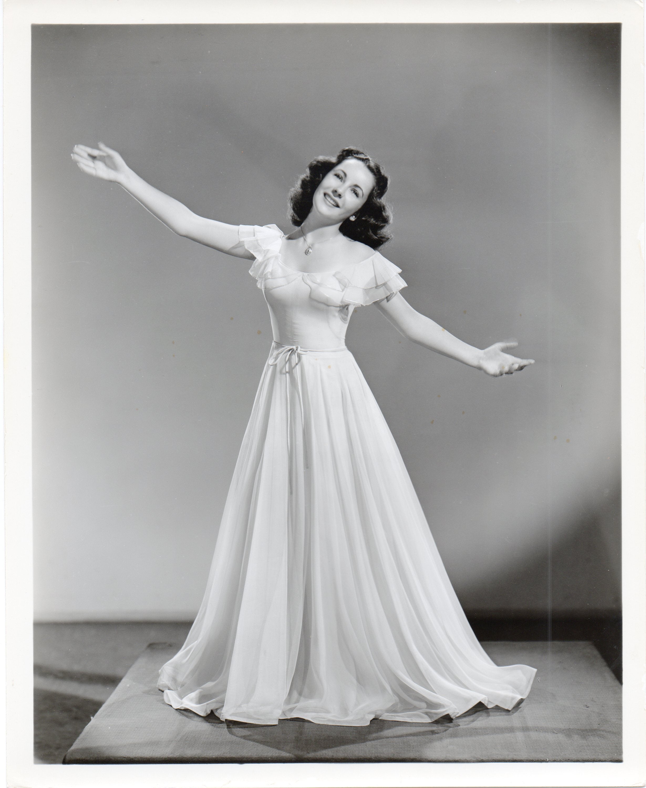 Taylor, Elizabeth. (1932-2011) Original 1947 Photograph in "Cynthia" Schubertiade Music and Arts Taylor, Elizabeth. (1932-2011) Original 1947 Photograph in "Cynthia" Schubertiade Music and Arts